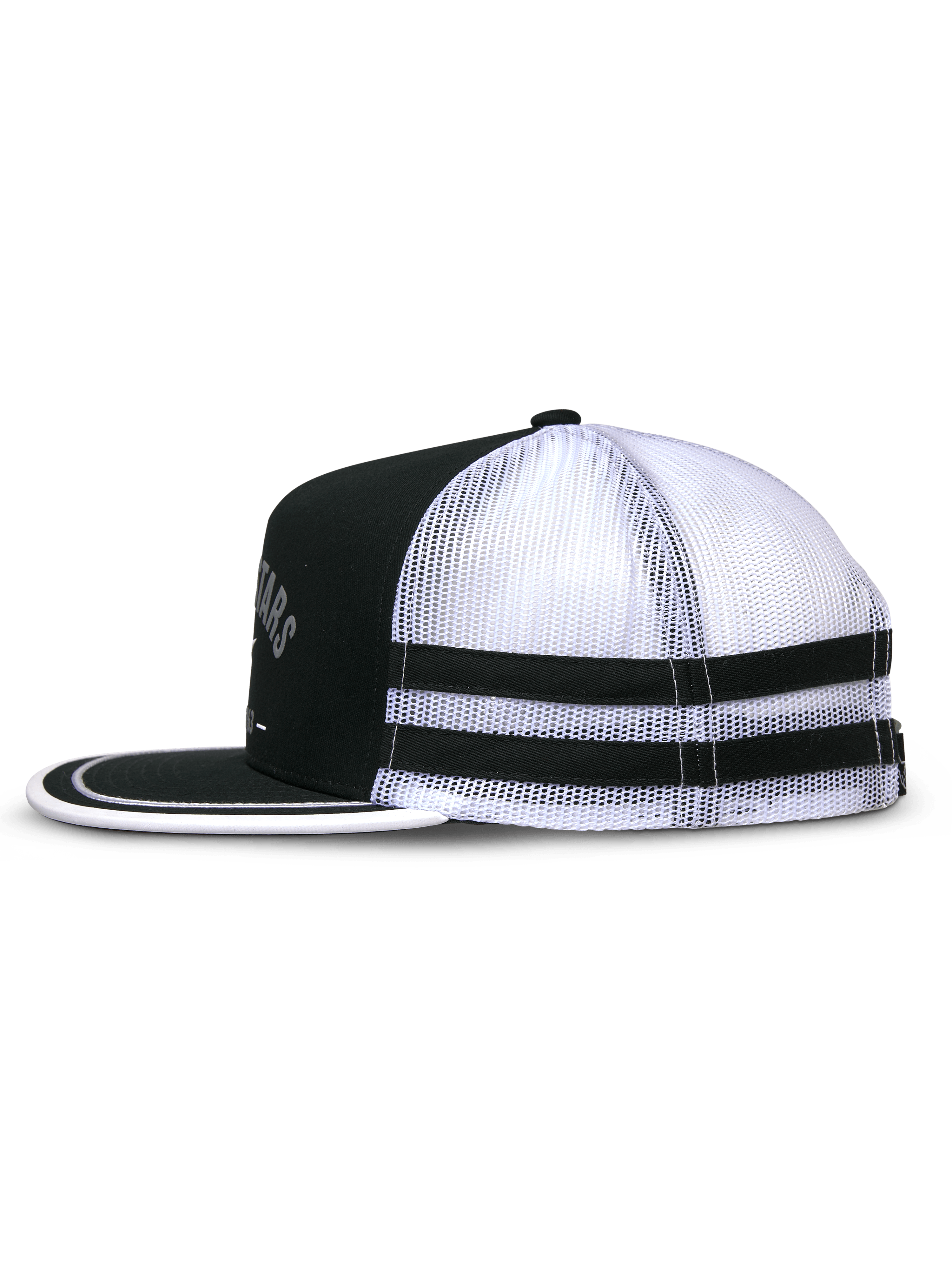 Cappello Alpinestars Backline Trucker, nero e bianco, vista di profilo con parte frontale in twill nero e retro in rete bianca, visiera piatta con finitura suttache bianca, doppie strisce nere applicate lateralmente, cappello casual ispirato al motorsport