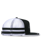 Cappello Alpinestars Backline Trucker, vista laterale, nero, bianco e grigio, retro in rete bianca con due strisce orizzontali nere, corona nera strutturata, visiera piatta con bordo bianco, copricapo casual ispirato al motorsport
