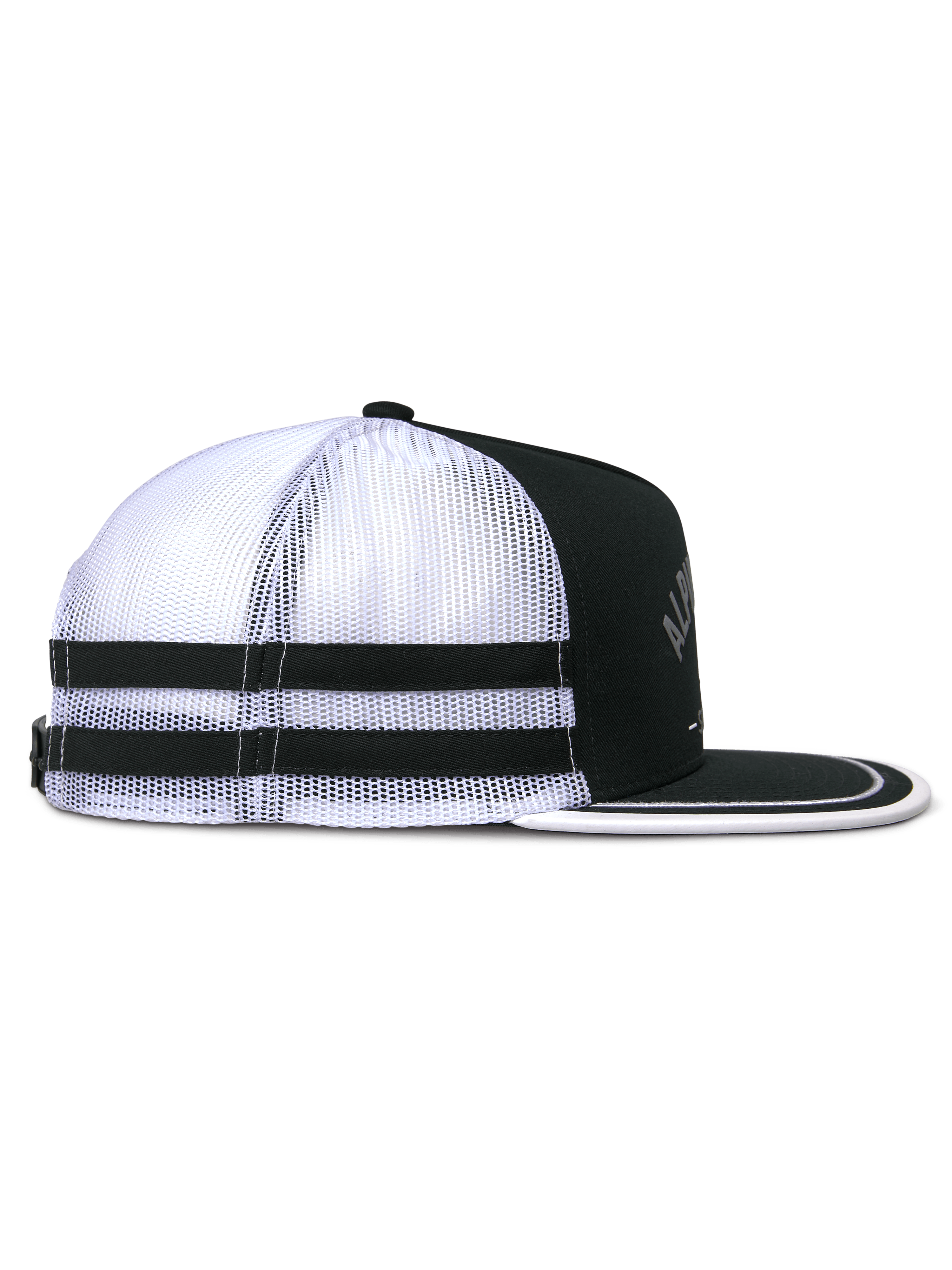 Cappello Alpinestars Backline Trucker, vista laterale, nero, bianco e grigio, retro in rete bianca con due strisce orizzontali nere, corona nera strutturata, visiera piatta con bordo bianco, copricapo casual ispirato al motorsport