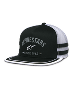 Alpinestars Backline Trucker Hat, parte anteriore in twill nero e retro in mesh bianco, visiera piatta con rifinitura suttache bianca sul bordo, logo Alpinestars grigio ad arco con scritta Since 1963, strisce laterali applicate, cappellino snapback casual ispirato al motorsport