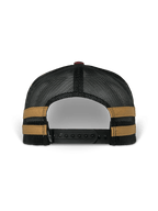Alpinestars Backline Trucker Hat, vista posteriore, retro in rete di poliestere nera con strisce laterali senape, chiusura snapback nera regolabile, copricapo casual ispirato al motorsport
