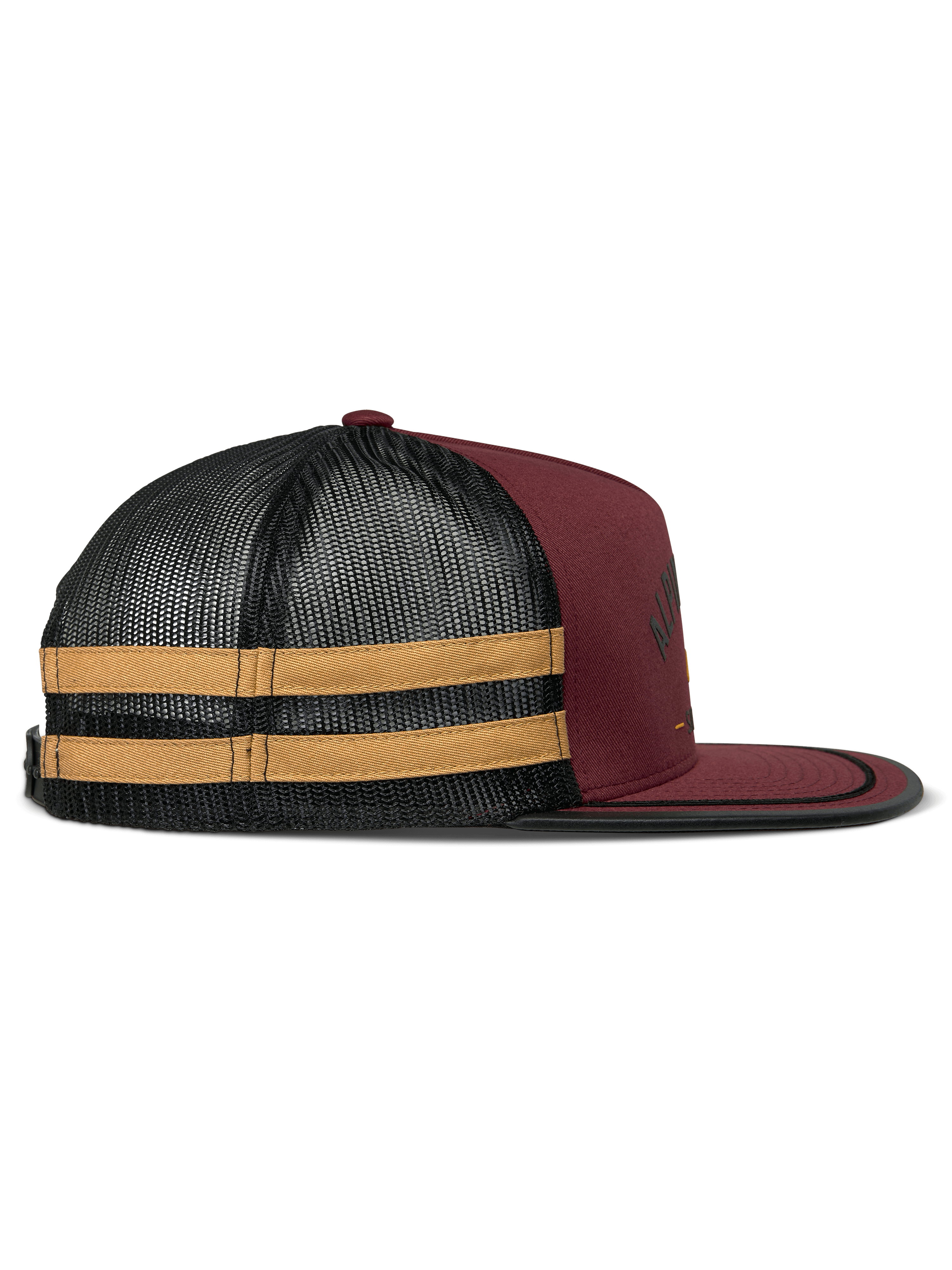 Cappello Trucker Alpinestars Backline, nei colori mattone, nero e senape, vista laterale di profilo, parte anteriore in twill rosso scuro con retro in rete nera e strisce laterali gialle, visiera piatta con bordo in suttache nero, copricapo casual ispirato al motorsport