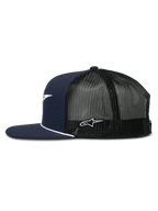 Cappello Trucker Alpinestars Orion, blu navy e nero, vista laterale, corona strutturata con visiera piatta e rifinitura con corda bianca, retro in rete nera traspirante con ricamo del logo bianco, copricapo casual ispirato al motorsport