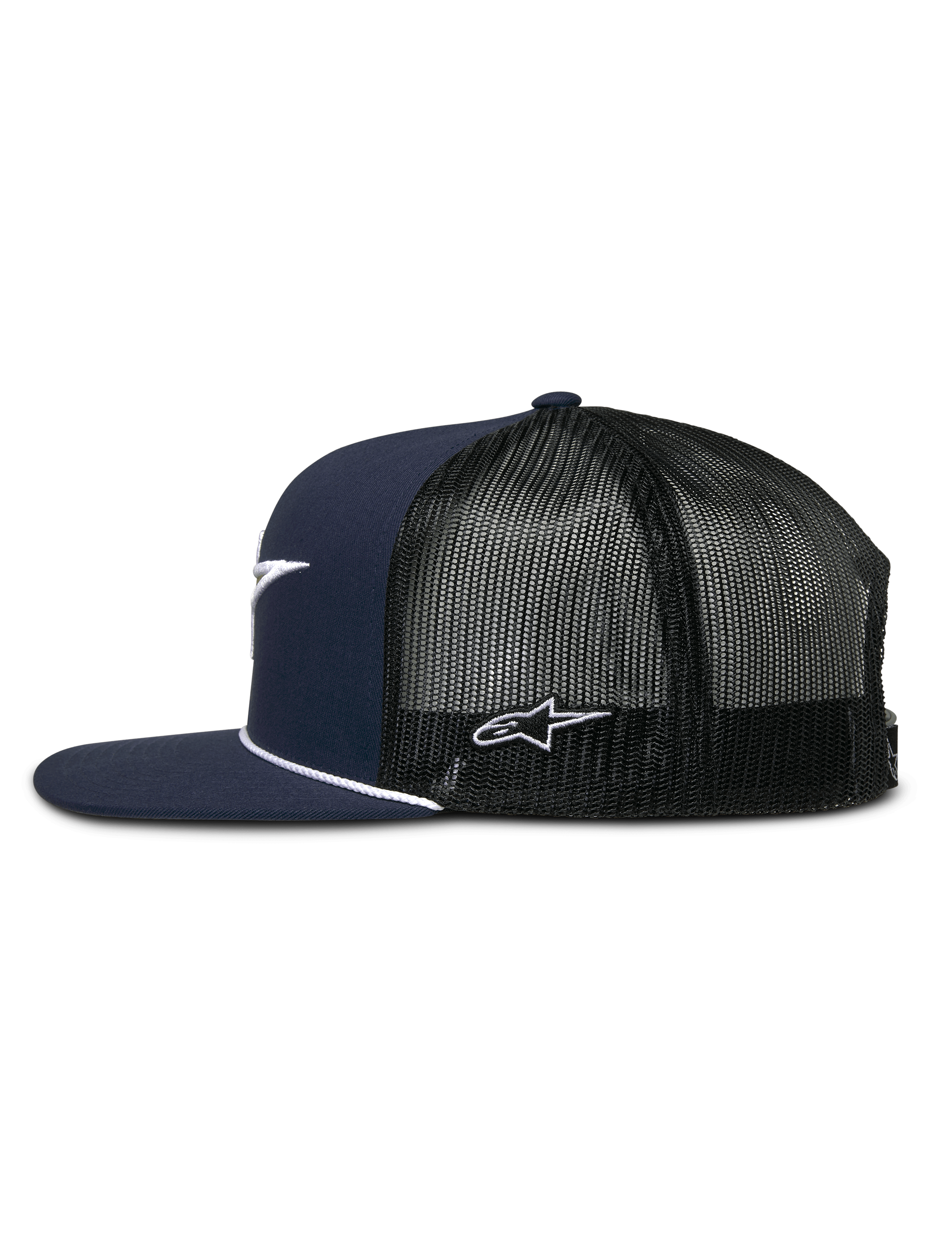 Cappello Trucker Alpinestars Orion, blu navy e nero, vista laterale, corona strutturata con visiera piatta e rifinitura con corda bianca, retro in rete nera traspirante con ricamo del logo bianco, copricapo casual ispirato al motorsport