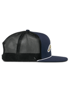 Alpinestars Orion Trucker Hat, vista laterale di profilo, parte anteriore in twill blu navy con retro in rete nera, visiera piatta con rifinitura a corda bianca, corona strutturata, copricapo casual da motorsport