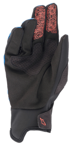Alpinestars Denali 2 Gloves, guanti MTB, Mid Blue Black Coral Fluo, vista del palmo in pelle sintetica Clarino nera con dettagli traforati, motivi topografici corallo fluo sulle punte dell'indice e del medio e un piccolo logo corallo sul polsino