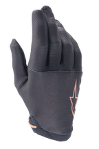 Alpinestars A-Aria Gloves, guanti da mountain bike (MTB), neri con logo a stella oro rosa, caratterizzati da un motivo a griglia testurizzato sulle dita e tessuto elasticizzato leggero per il trail riding