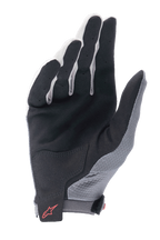 Guanti Alpinestars A-Aria, grigio scuro e nero, vista del palmo di un guanto da ciclismo leggero caratterizzato da un palmo in camoscio sintetico nero, toppa di rinforzo sul palmo inferiore, dita ventilate e logo Alpinestars rosso sul cinturino da polso con chiusura a gancio e anello