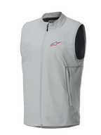 Alpinestars Gilet Termico A-Dura, grigio titanio, logo a stella Alpinestars magenta sul petto, chiusura frontale con zip integrale e tasche laterali verticali, gilet isolante leggero per mountain bike e trail riding