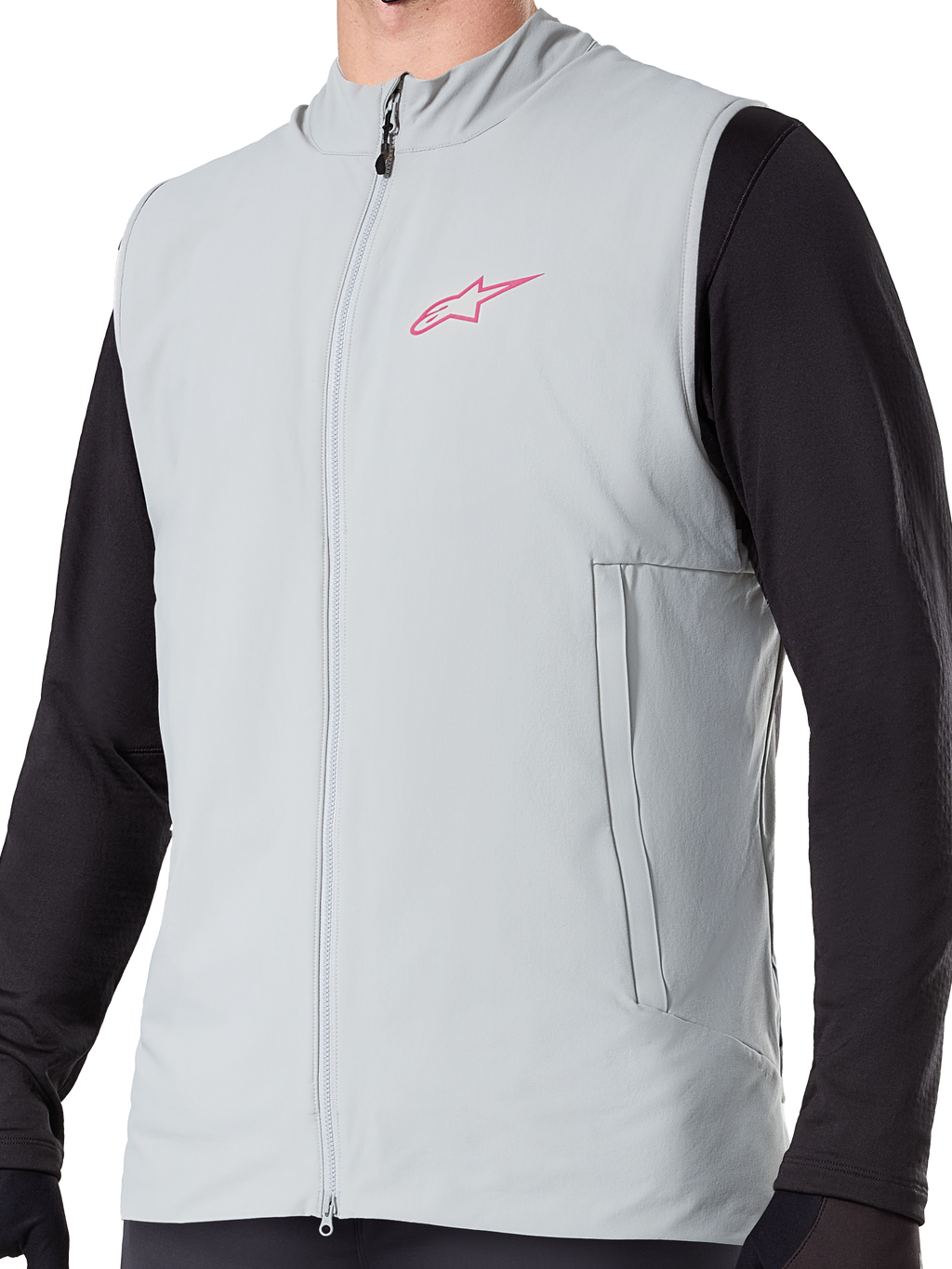 Gilet Termico Alpinestars A-Dura, gilet da ciclismo isolato in grigio titanio, con logo a stella rosa sul petto, indossato sopra una maglia nera a maniche lunghe, include una tasca verticale con cerniera e zip frontale completa, progettato per mountain bike in condizioni di freddo