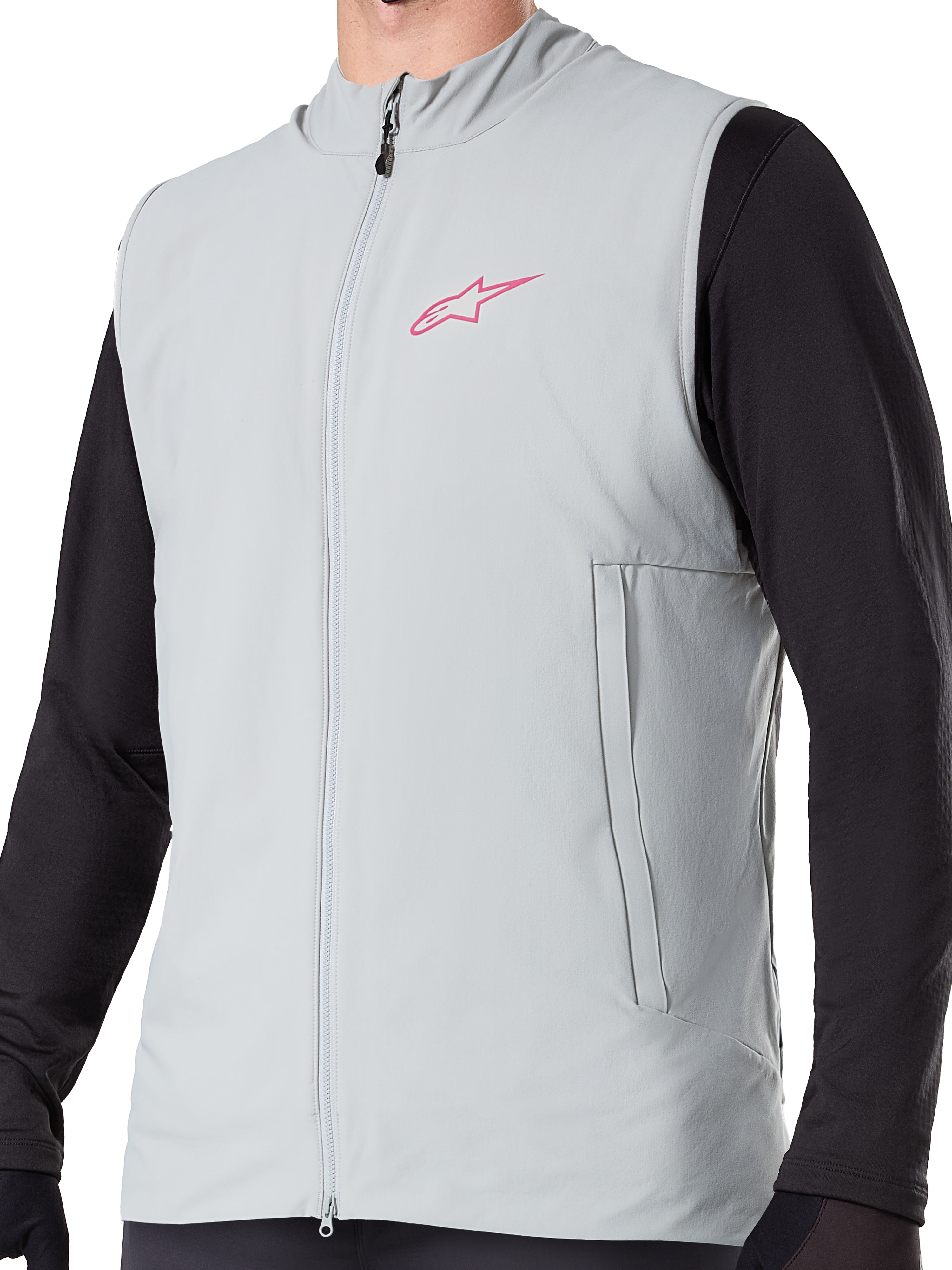 Gilet Termico Alpinestars A-Dura, gilet da ciclismo isolato in grigio titanio, con logo a stella rosa sul petto, indossato sopra una maglia nera a maniche lunghe, include una tasca verticale con cerniera e zip frontale completa, progettato per mountain bike in condizioni di freddo