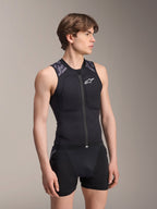 Alpinestars A-Motion Plasma Protection Vest, gilet protettivo MTB, Black Camo, design smanicato in mesh con cerniera centrale e imbottitura toracica, dettagli mimetici grigi sulle spalle, indossato da un modello in studio.