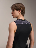 Gilet protettivo Alpinestars A-Motion PLASMA, gilet protettivo per MTB, Black Camo, vista posteriore indossata da un modello, con pannello mimetico grigio sulle spalle e logo 'alpinestars', tessuto in mesh traspirante