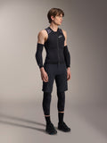 Alpinestars A-Motion Plasma Protection Vest, gilet protettivo da MTB senza maniche nero e camo, vista a figura intera del modello con maniche protettive e ginocchiere, zip frontale con logo Alpinestars bianco, attrezzatura tecnica per mountain bike