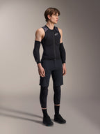 Alpinestars A-Motion Plasma Protection Vest, gilet protettivo da MTB senza maniche nero e camo, vista a figura intera del modello con maniche protettive e ginocchiere, zip frontale con logo Alpinestars bianco, attrezzatura tecnica per mountain bike