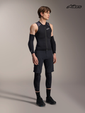 Alpinestars Gilet Protettivo A-Motion Plasma, gilet protettivo MTB da uomo in nero e camo, vista in studio su modello che indossa attrezzatura protettiva e abbigliamento da guida coordinato, armatura MTB leggera con protezione torace e paraschiena certificati CE