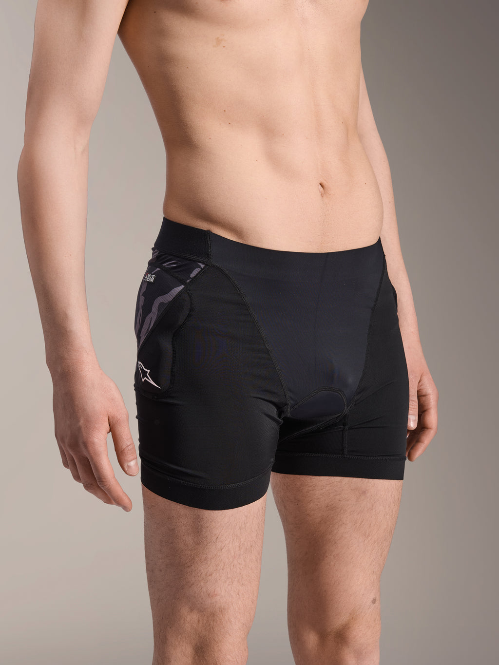 Alpinestars A-Motion Plasma Protection Boxers, boxer protettivi da ciclismo neri, con protezione per i fianchi a trama mimetica e logo Astar bianco, tessuto mesh traspirante, equipaggiamento protettivo per mountain bike