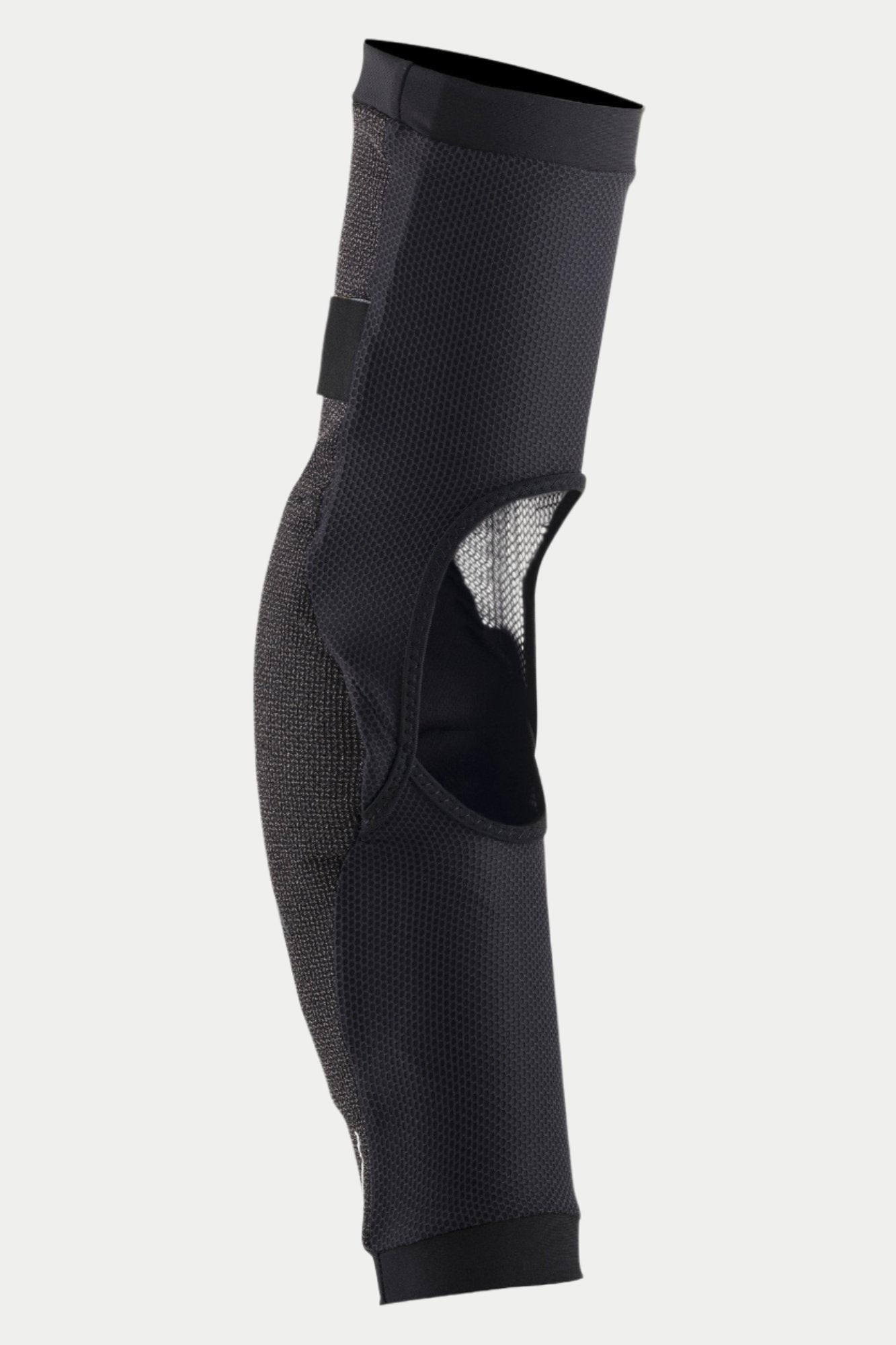 Alpinestars Paragon Pro Elbow Protector, nero, vista laterale che mostra la struttura in rete elastica traspirante e un'ampia finestra di ventilazione sul retro, design ergonomico slip-on con polsini elasticizzati per la protezione in mountain bike