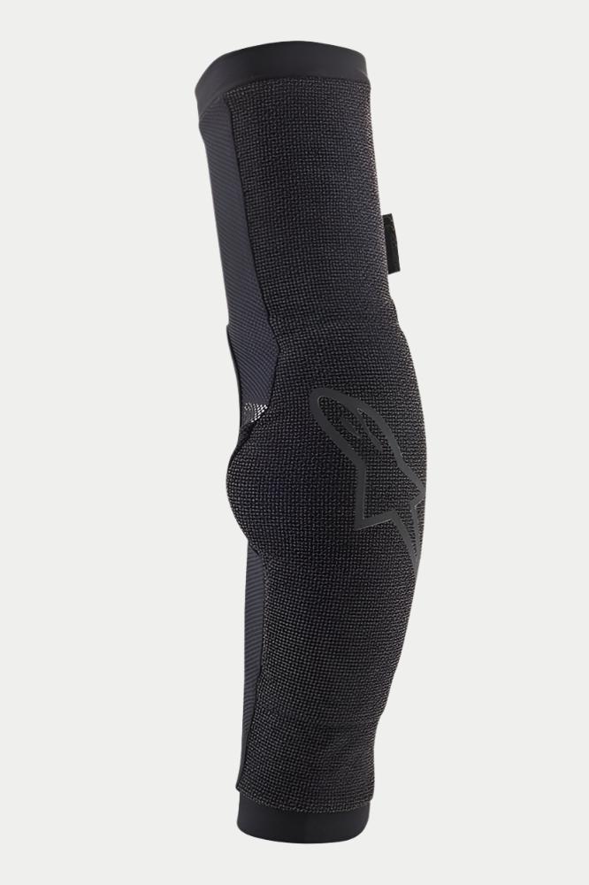 Alpinestars Paragon Pro Gomitiere, nero, protezioni per gomiti slip-on per mountain bike, struttura in rete traspirante, design ergonomico preformato, logo Alpinestars discreto sul lato