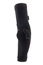 Alpinestars Paragon Pro Elbow Protector, gomitiera da ciclismo, nero, protezione slip-on leggera con struttura in rete traspirante, design ergonomico preformato, logo Alpinestars nero