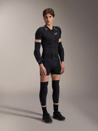 Alpinestars A-Motion Plasma Protection Jacket - Short Sleeve, giacca protettiva a maniche corte, colore Black Camo con spalle grigie a fantasia, cerniera centrale e logo bianco sul petto, indossata con protezioni nere per braccia e ginocchia, abbigliamento tecnico da MTB per guida off-road.