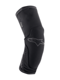 Alpinestars Paragon Plus, ginocchiere protettive per mountain bike, colore nero, design ergonomico curvo con mesh elasticizzato traspirante, modello slip-on, discreto logo Astar grigio sul davanti