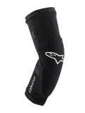 Ginocchiere Alpinestars Paragon Plus, nero e bianco, protezione per mountain bike MTB, manica in mesh traspirante slip-on, design ergonomico curvo con logo a stella bianco, costruzione imbottita per guida fuoristrada