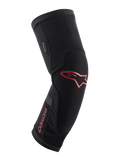 Alpinestars Paragon Plus Knee Protector, nero con logo e scritta Alpinestars in rosso, design ergonomico a manica slip-on, tessuto a rete traspirante con pannelli rinforzati, attrezzatura protettiva per mountain bike