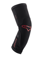 Alpinestars Paragon Plus Knee Protector, nero con logo e scritta Alpinestars in rosso, design ergonomico a manica slip-on, tessuto a rete traspirante con pannelli rinforzati, attrezzatura protettiva per mountain bike