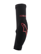 Alpinestars Paragon Plus, gomitiere protettive per mountain bike MTB, nere con logo rosso, manica slip-on aderente con imbottitura antiurto rinforzata e struttura in mesh traspirante