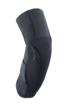 Ginocchiera Alpinestars A-Motion Plasma Pro, nera, profilo laterale che mostra il design ergonomico curvo, pannello frontale testurizzato con logo a stella tono su tono, tessuti in mesh elasticizzato traspirante e ripstop, protezione leggera per MTB e trail riding