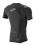 Alpinestars Paragon Lite Protection Jacket - Manica Corta, nero, vista posteriore a tre quarti che mostra il paraschiena integrato e la struttura in mesh elasticizzato traspirante, con logo Alpinestars bianco sulla schiena e sulla spalla, equipaggiamento protettivo leggero per mountain bike