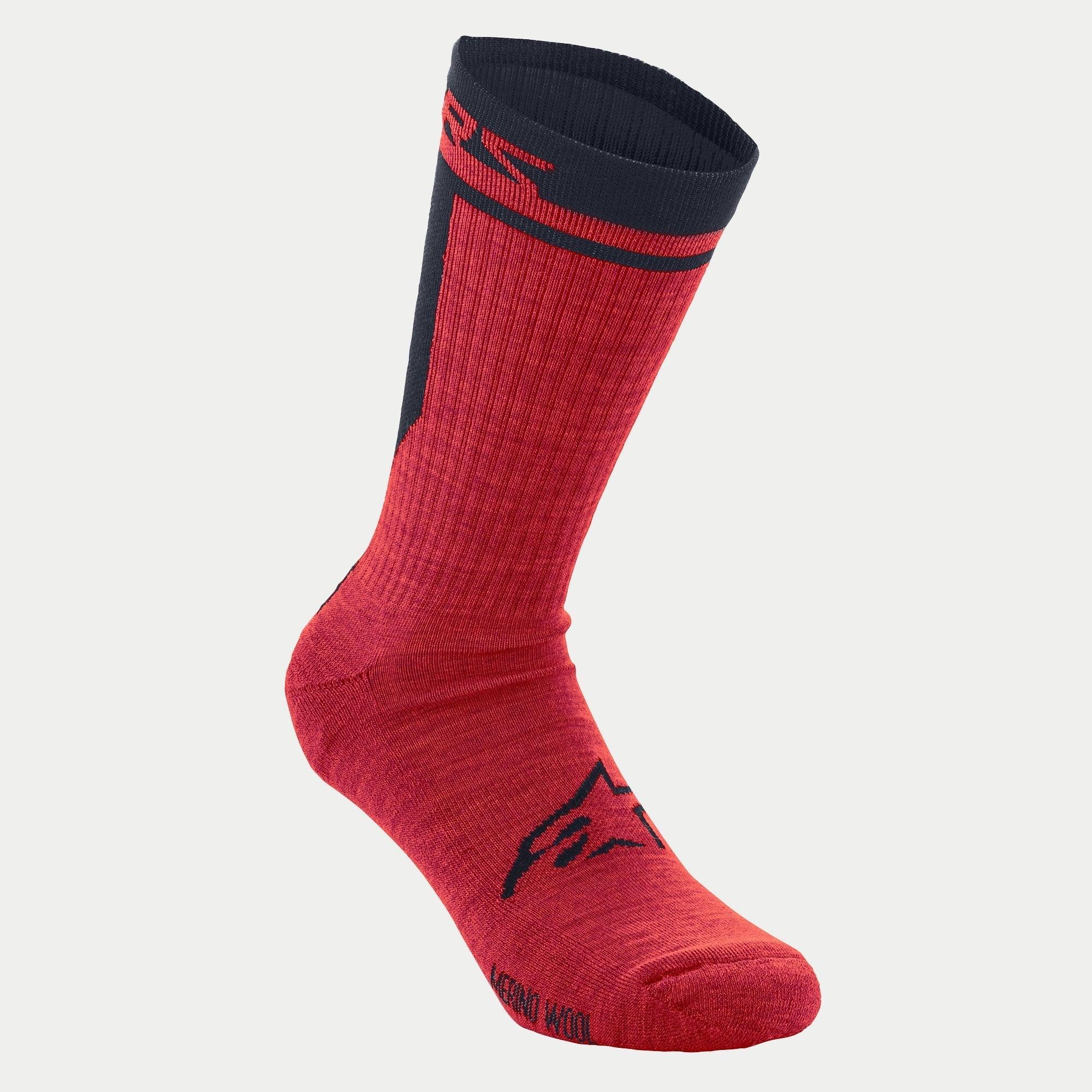 Alpinestars Merino Socks 24, calzini da ciclismo, rosso e nero, con altezza del polsino di 24 cm, logo Alpinestars nero sul piede e costruzione in lana merino testurizzata per isolamento e gestione dell'umidità