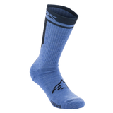 Alpinestars Merino Socks 24, calzini da ciclismo, blu nero, costruzione tecnica in lana merino con logo Alpinestars nero sul collo del piede, lunghezza a metà polpaccio con bordo a costine scuro e marchio.