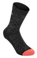 Alpinestars Drop Socks 15, calze da ciclismo performance, nero e grigio medio con punta arancione corallo, con pattern topografico ondulato e bordo a costine, design in rete leggera per MTB e guida fuoristrada