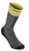 Alpinestars Drop Socks 19, calzini da ciclismo, grigio medio e giallo, con bordo a costine giallo e strisce, corpo grigio con motivi orizzontali neri, tallone e punta rinforzati neri, abbigliamento tecnico traspirante per MTB