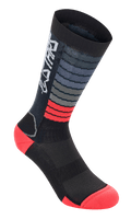 Alpinestars Drop Socks, calzini da ciclismo ad alte prestazioni, nero e rosso acceso, con strisce orizzontali grigie e rosse, logo Astars bianco sul bordo, tallone e punta rinforzati, costruzione a rete per equipaggiamento MTB
