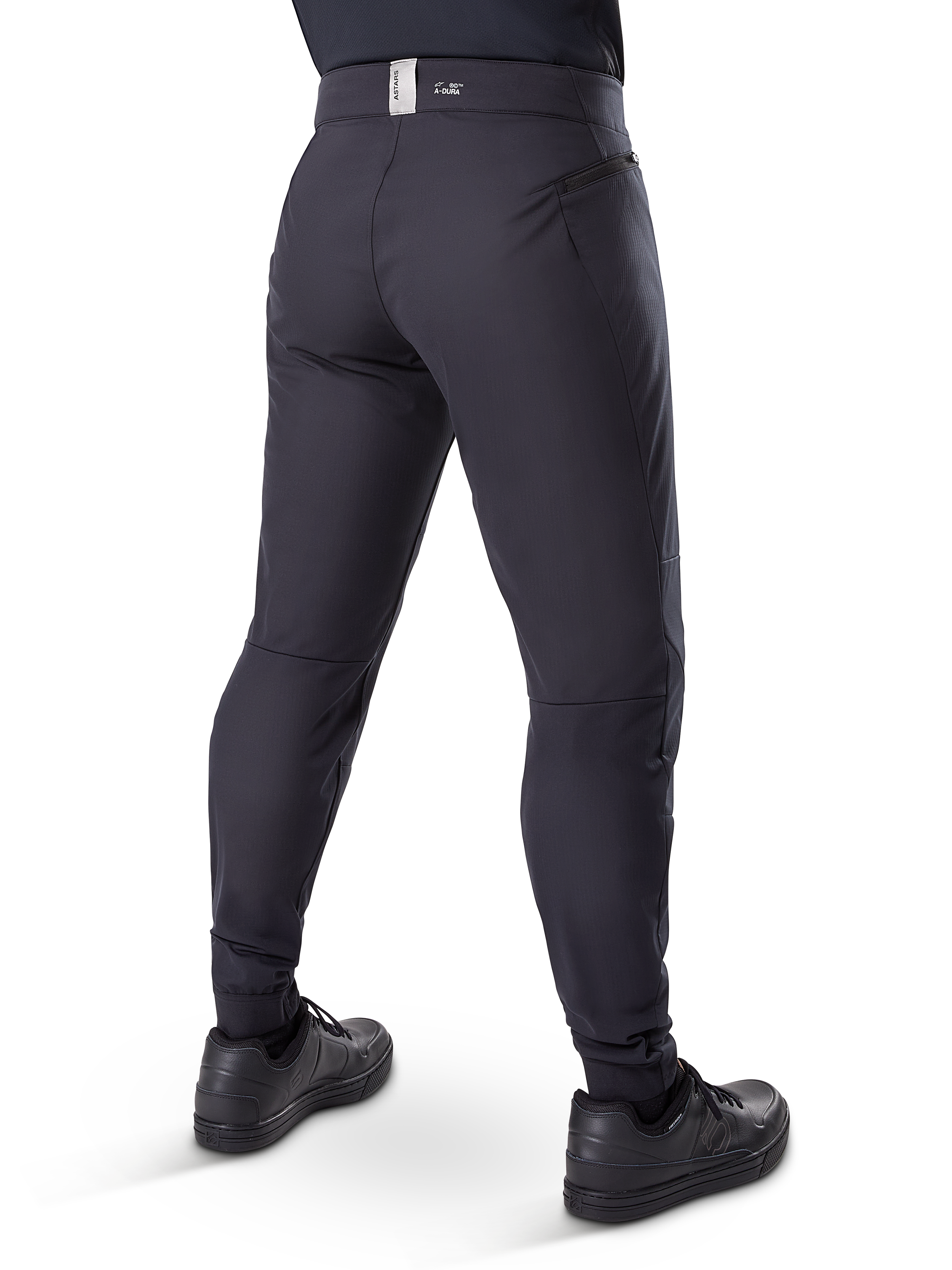 Alpinestars Pantaloni Termici A-Dura, pantaloni da mountain bike, nero, vista posteriore con tasche con cerniera e marchio sulla vita, vestibilità affusolata per il ciclismo in climi freddi