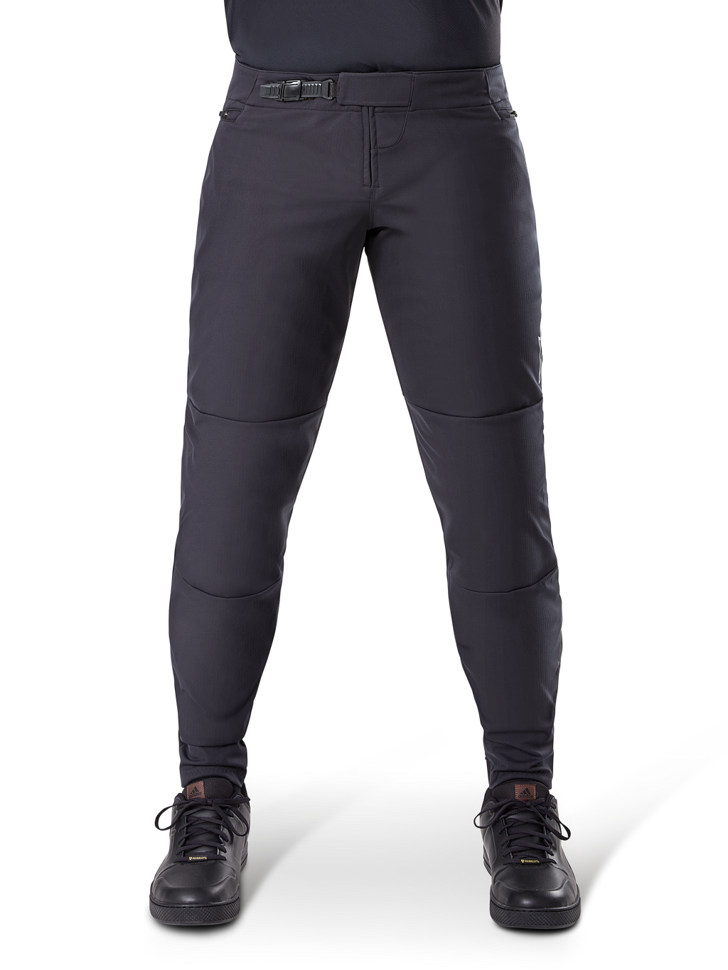 Alpinestars A-Dura Thermal Pant, pantaloni da mountain bike neri, con chiusura a cricchetto sicura e vestibilità pre-curvata, indossati con scarpe da ciclismo nere, materiale tecnico resistente per il trail riding in climi freddi