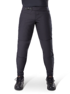 Alpinestars A-Dura Thermal Pant, pantaloni da mountain bike neri, con chiusura a cricchetto sicura e vestibilità pre-curvata, indossati con scarpe da ciclismo nere, materiale tecnico resistente per il trail riding in climi freddi