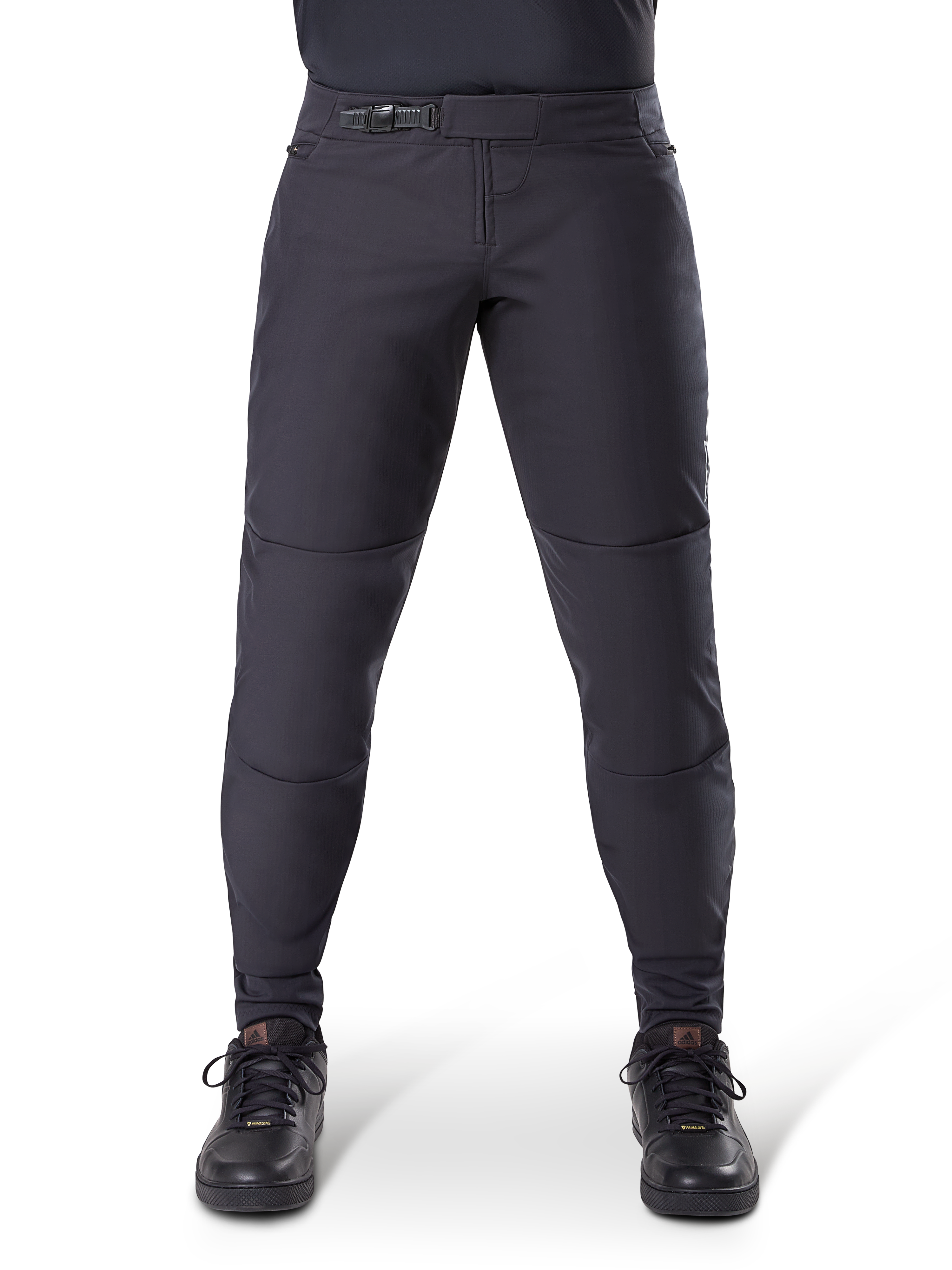 Alpinestars A-Dura Thermal Pant, pantaloni da mountain bike neri, con chiusura a cricchetto sicura e vestibilità pre-curvata, indossati con scarpe da ciclismo nere, materiale tecnico resistente per il trail riding in climi freddi
