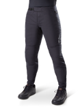 Alpinestars A-Dura Thermal Pant, pantaloni da mountain bike neri, indossati con scarpe da ciclismo nere, con chiusura a cricchetto in vita, piccolo logo bianco sulla coscia e vestibilità affusolata per la guida in climi freddi