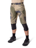 Alpinestars A-Dura Camo Liner Short, pantaloncini da mountain bike, fantasia mimetica marrone, vista frontale con tasche con zip e regolatori laterali in vita, indossati con ginocchiere nere e scarpe da ciclismo nere, attrezzatura resistente per MTB