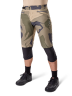 Alpinestars A-Dura Camo Liner Short, pantaloncini da mountain bike, fantasia mimetica marrone, vista frontale con tasche con zip e regolatori laterali in vita, indossati con ginocchiere nere e scarpe da ciclismo nere, attrezzatura resistente per MTB