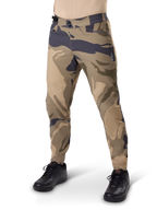 Alpinestars pantaloni A-Dura Camo, pantaloni da ciclismo MTB, mimetico marrone, dotati di doppia chiusura a scatto e tasche con cerniera, vestibilità regolare per mountain bike fuoristrada, indossati con scarpe nere
