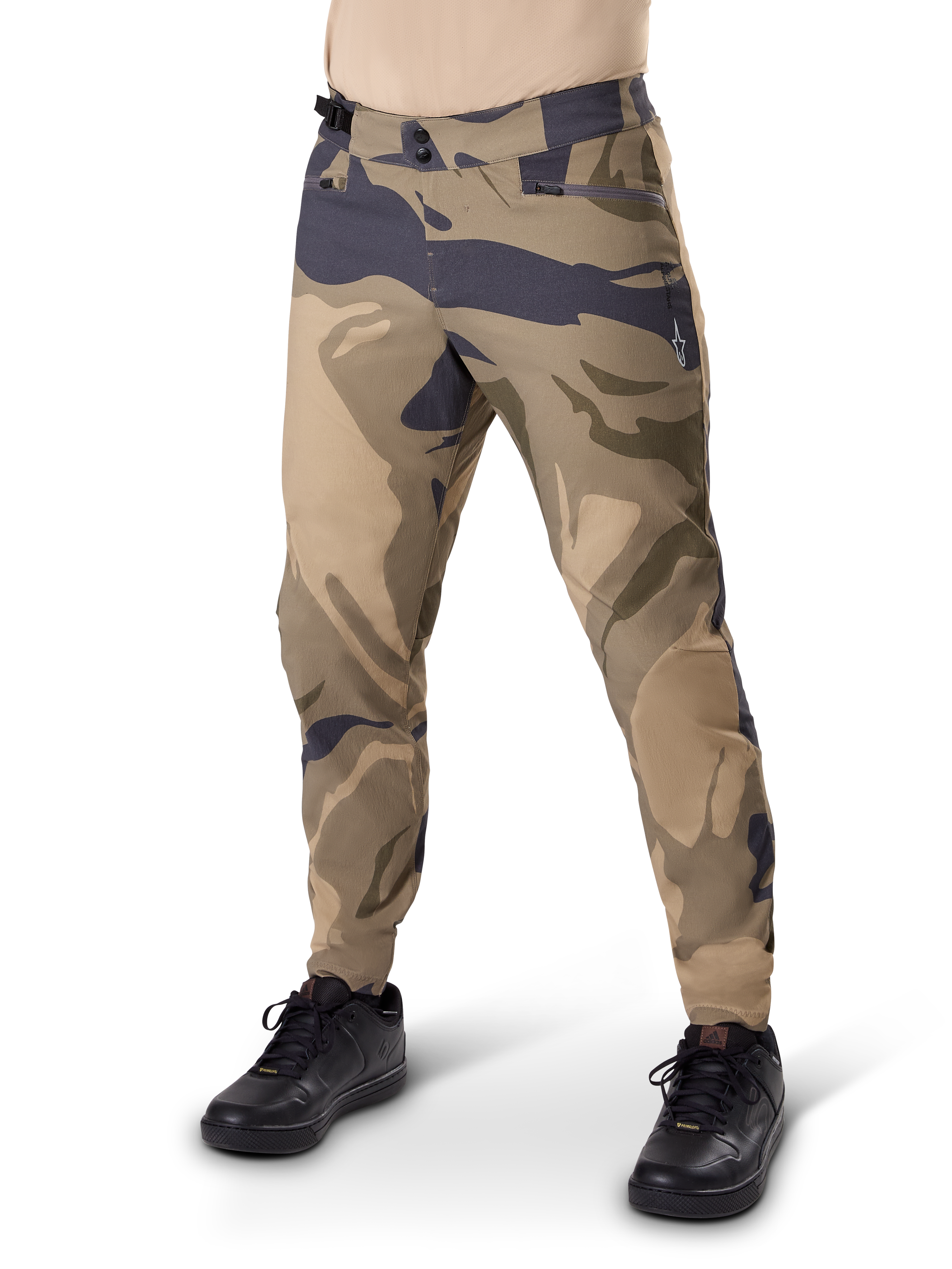 Alpinestars pantaloni A-Dura Camo, pantaloni da ciclismo MTB, mimetico marrone, dotati di doppia chiusura a scatto e tasche con cerniera, vestibilità regolare per mountain bike fuoristrada, indossati con scarpe nere