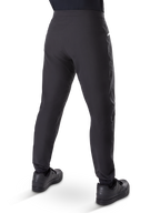 Alpinestars A-Dura Waterproof Pants, pantaloni da mountain bike, nero, vista posteriore indossati con scarpe nere, dotati di una membrana resistente a 3 strati, vestibilità regular e polsini elasticizzati per il ciclismo off-road