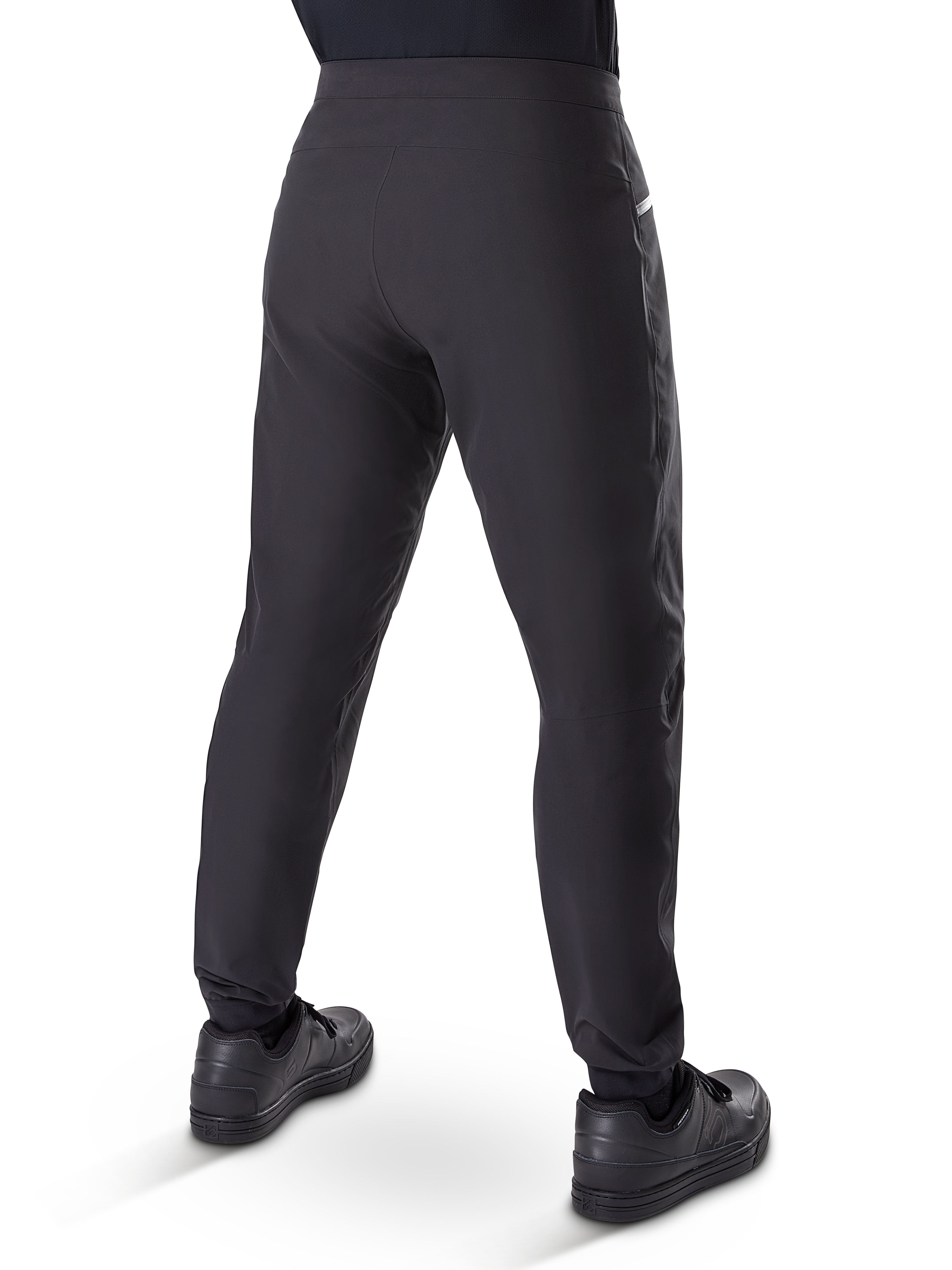 Alpinestars A-Dura Waterproof Pants, pantaloni da mountain bike, nero, vista posteriore indossati con scarpe nere, dotati di una membrana resistente a 3 strati, vestibilità regular e polsini elasticizzati per il ciclismo off-road
