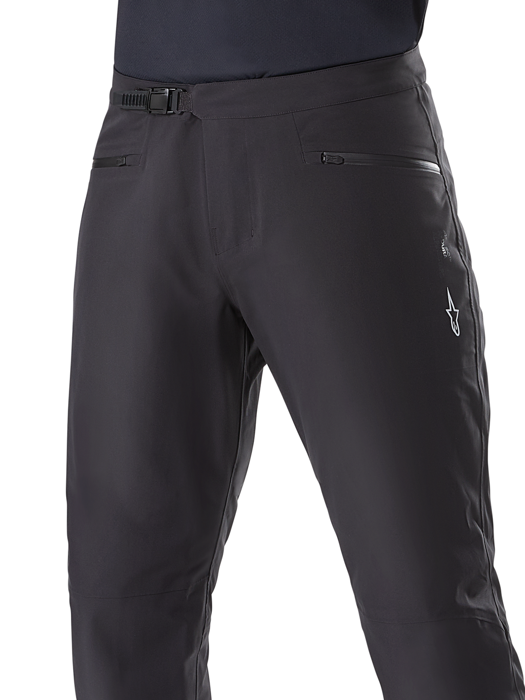 Pantaloni impermeabili Alpinestars A-Dura, pantaloni da mountain bike, nero, primo piano della vita con sistema di chiusura a cricchetto e tasche con cerniera, logo Alpinestars bianco sulla coscia, tessuto resistente per il trail riding in condizioni di bagnato