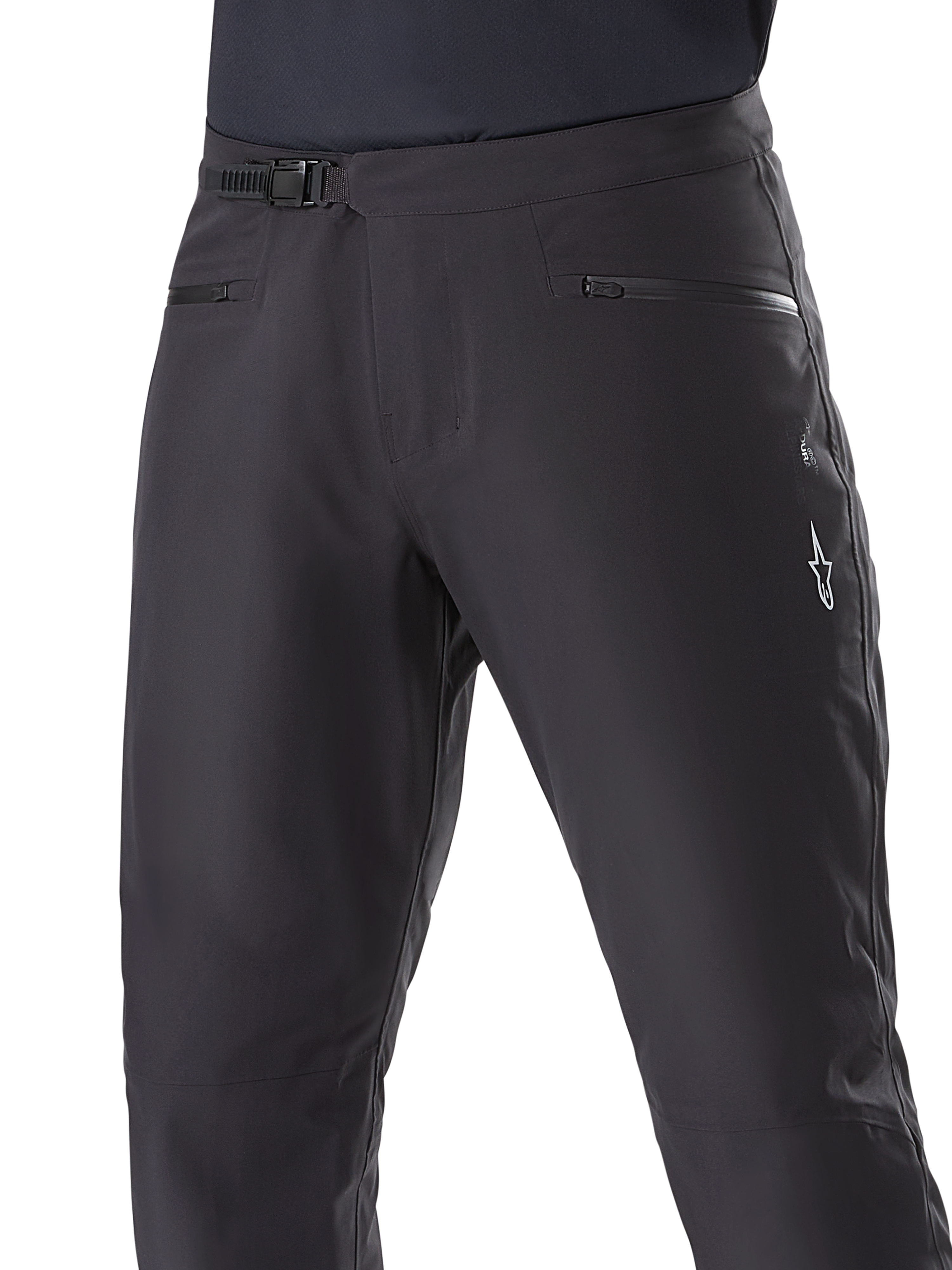 Pantaloni impermeabili Alpinestars A-Dura, pantaloni da mountain bike, nero, primo piano della vita con sistema di chiusura a cricchetto e tasche con cerniera, logo Alpinestars bianco sulla coscia, tessuto resistente per il trail riding in condizioni di bagnato